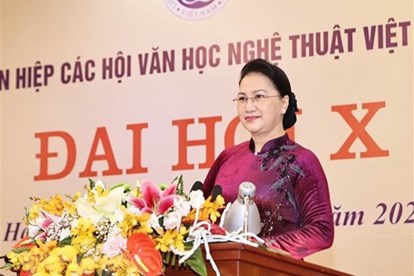 国会主席阮氏金银出席越南文学艺术协会联合会全国代表大会